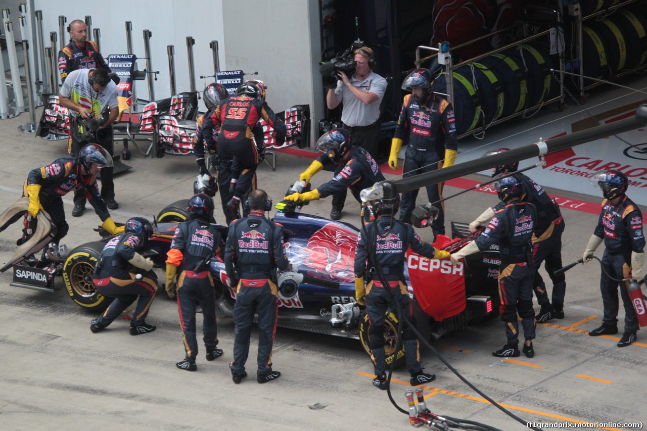 GP AUSTRIA, 21.06.2015- Gara, Carlos Sainz Jr (ESP) Scuderia Toro Rosso STR10 is retiring from the race