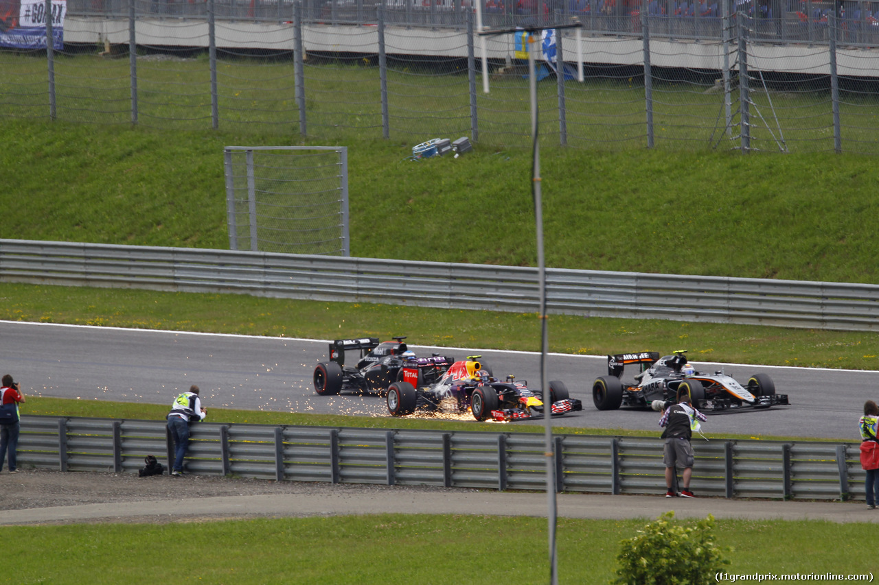 GP AUSTRIA, 21.06.2015- Gara, Daniil Kvyat (RUS) Red Bull Racing RB11 in trouble