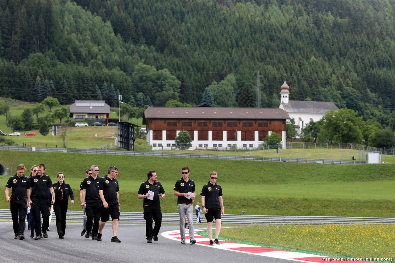 GP AUSTRIA, Jolyon Palmer (GBR), Lotus F1 Team e Julien Simon-Chautemps (FRA), Romain Grosjean race engineer, Lotus F1 Team  
18.06.2015.