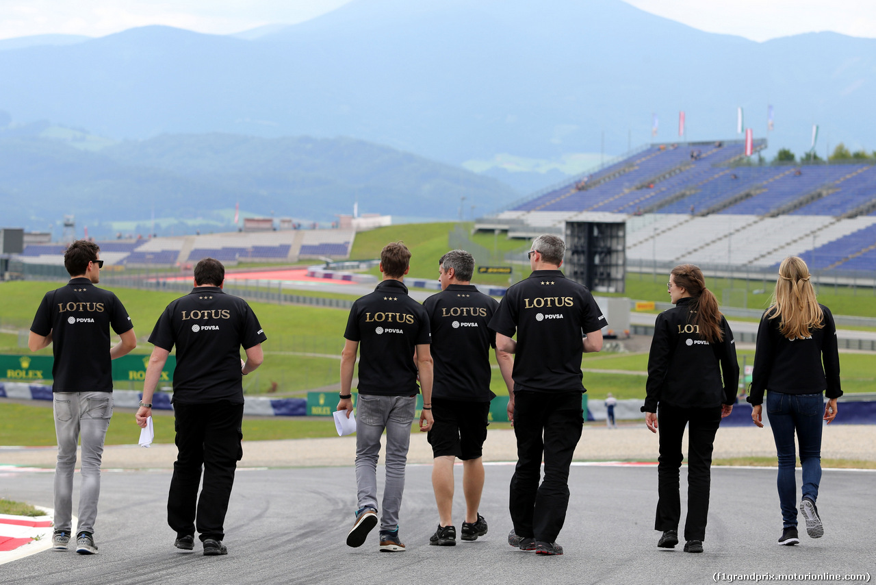 GP AUSTRIA, Jolyon Palmer (GBR), Lotus F1 Team, Julien Simon-Chautemps (FRA), Romain Grosjean race engineer, Lotus F1 Team  e Romain Grosjean (FRA), Lotus F1 Team 
18.06.2015.