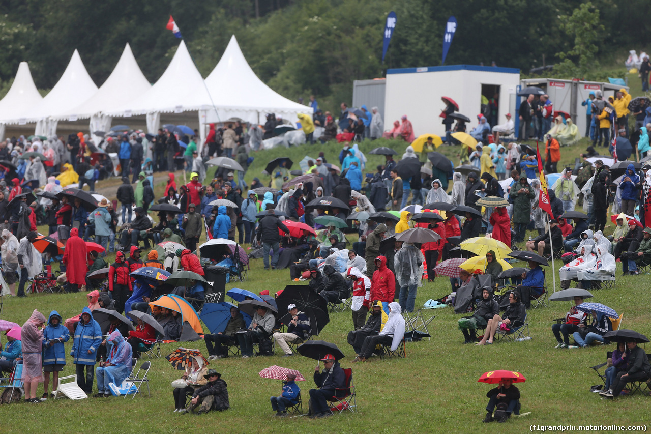 GP AUSTRIA, 20.06.2015- Prove Libere 3,  Rain over the F1 fans