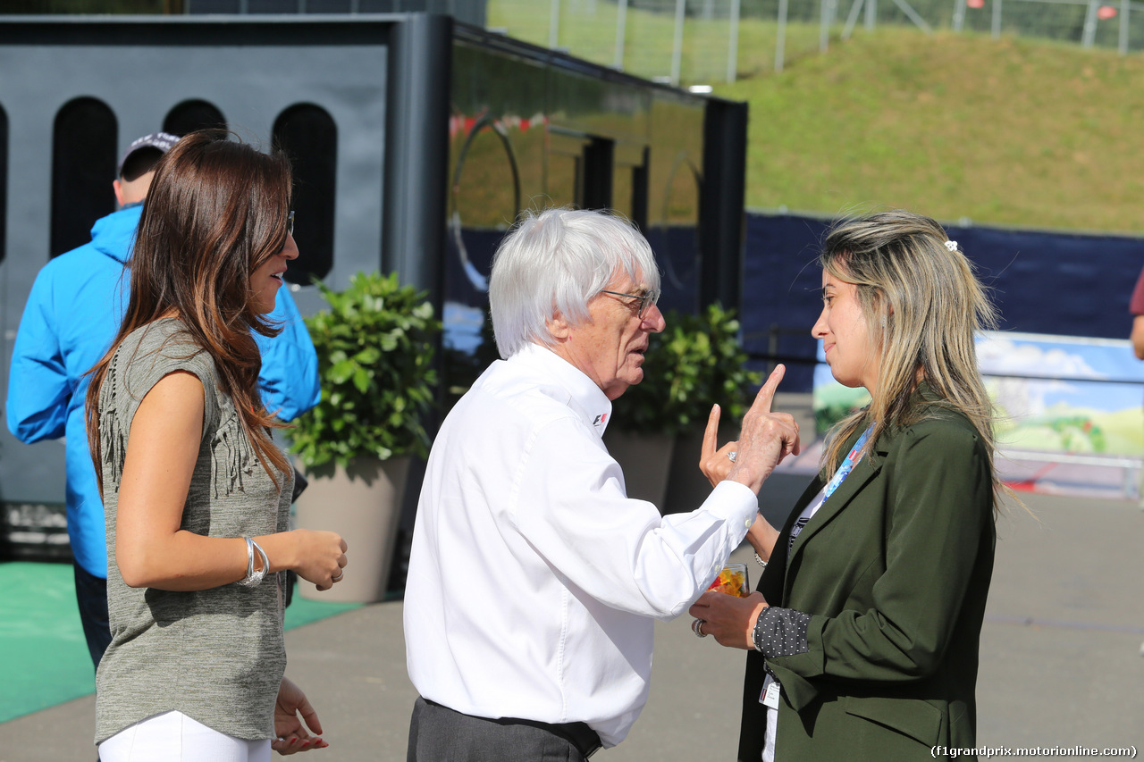 GP AUSTRIA, 20.06.2015- Bernie Ecclestone (GBR), President e CEO of Formula One Management e Fabiana Flosi (BRA), wife of Bernie Ecclestone (GBR) e Rafaela Bassi (BRA), wife of Felipe Massa (BRA)