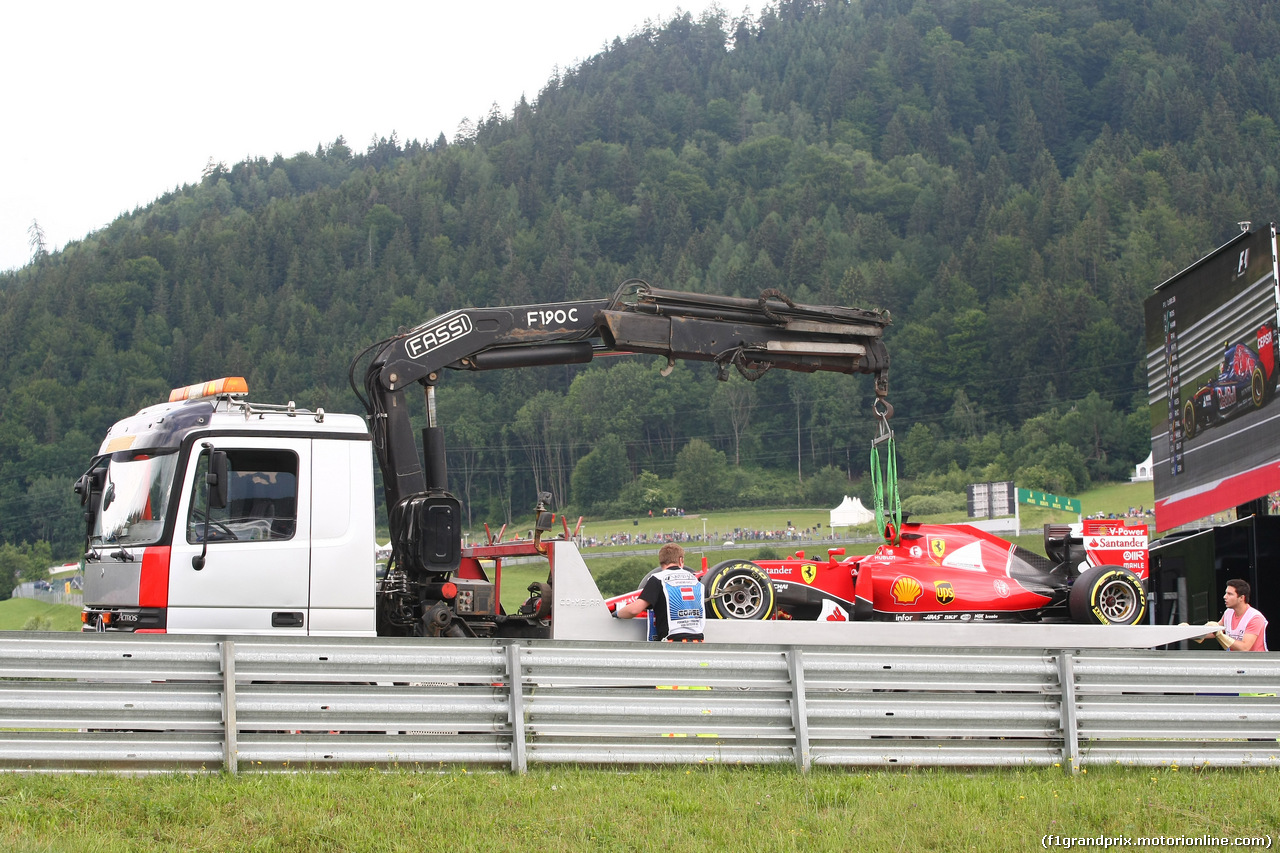 GP AUSTRIA, 19.06.2015- Prove Libere 1,  Sebastian Vettel (GER) Ferrari SF15-T stopped on the track for technical  problem