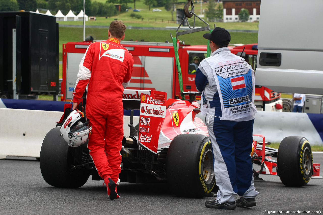 GP AUSTRIA, 19.06.2015- Prove Libere 1,  Sebastian Vettel (GER) Ferrari SF15-T stopped on the track for technical  problem