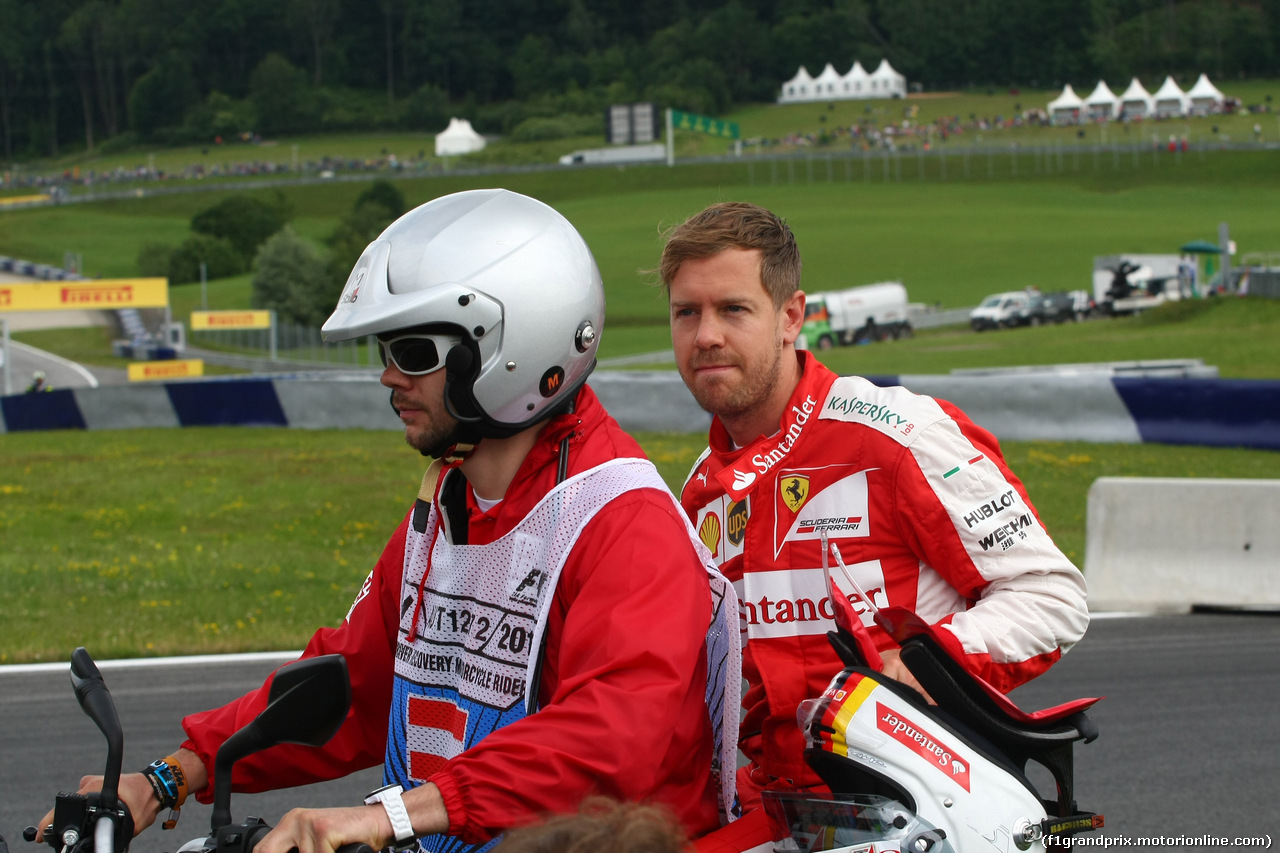 GP AUSTRIA, 19.06.2015- Prove Libere 1,  Sebastian Vettel (GER) Ferrari SF15-T stopped on the track for technical  problem