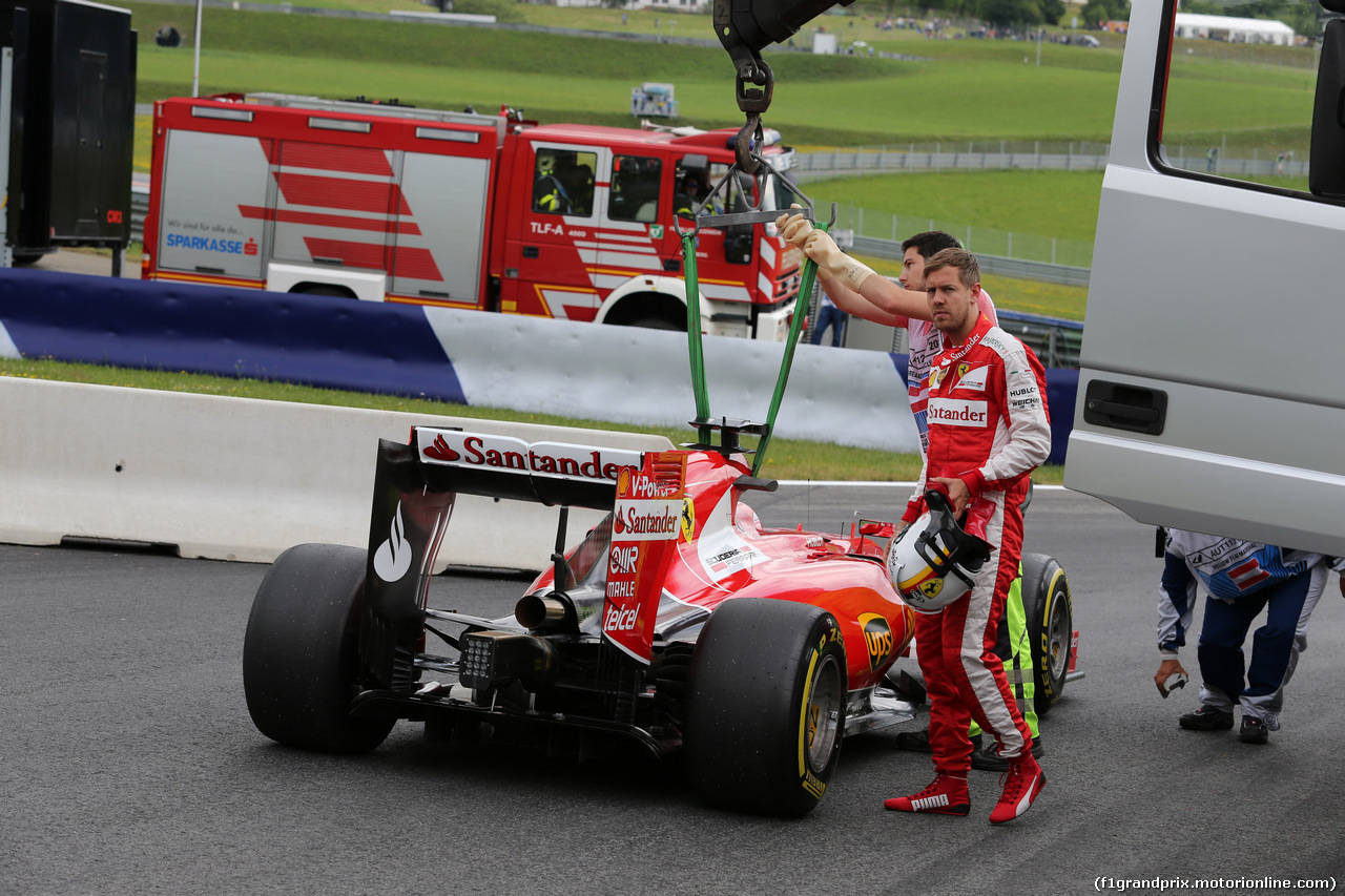 GP AUSTRIA, 19.06.2015- Prove Libere 1, Sebastian Vettel (GER) Ferrari SF15-T is stopped on the track