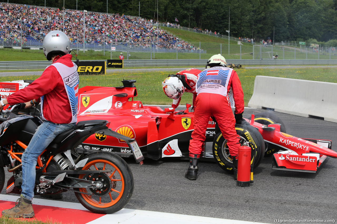 GP AUSTRIA, 19.06.2015- Prove Libere 1, Sebastian Vettel (GER) Ferrari SF15-T is stopped on the track