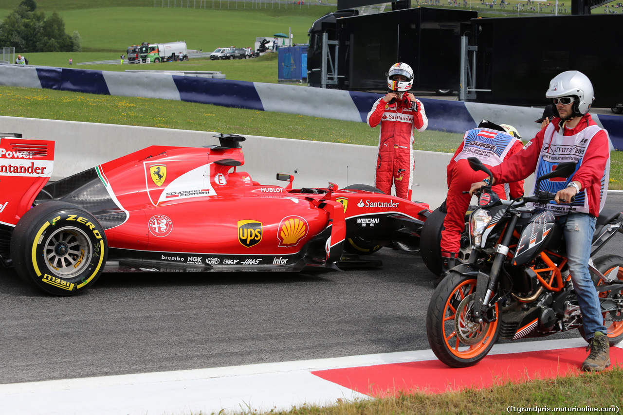 GP AUSTRIA, 19.06.2015- Prove Libere 1, Sebastian Vettel (GER) Ferrari SF15-T is stopped on the track