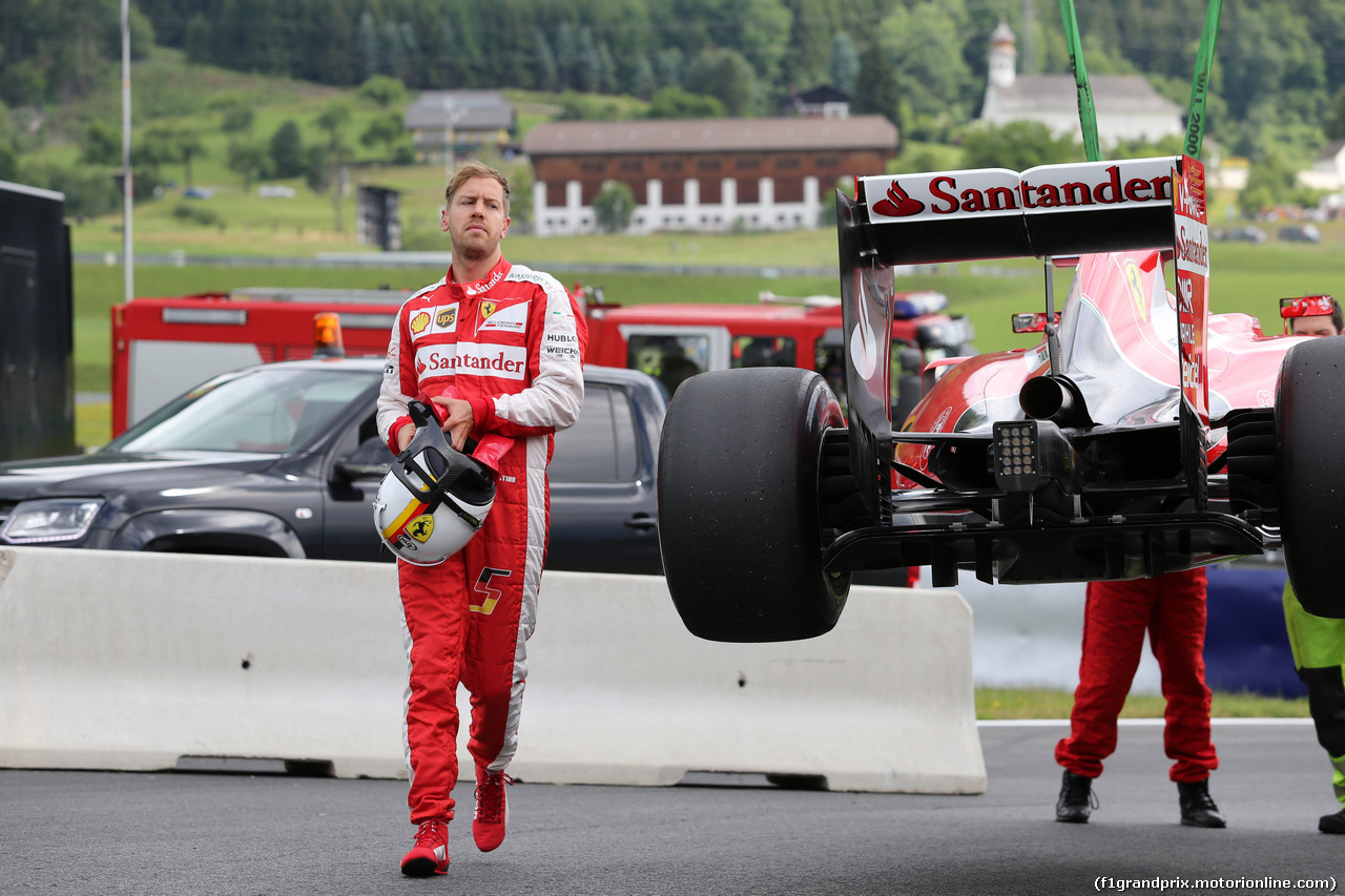 GP AUSTRIA, 19.06.2015- Prove Libere 1, Sebastian Vettel (GER) Ferrari SF15-T is stopped on the track