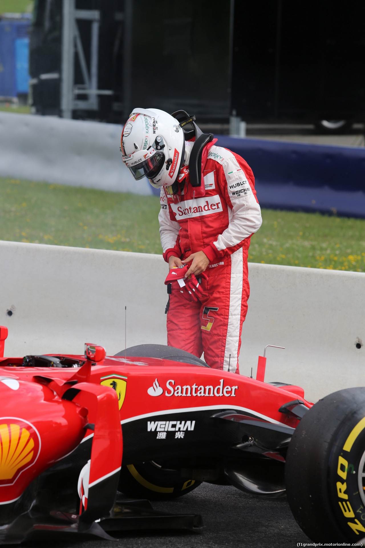 GP AUSTRIA, 19.06.2015- Prove Libere 1, Sebastian Vettel (GER) Ferrari SF15-T is stopped on the track