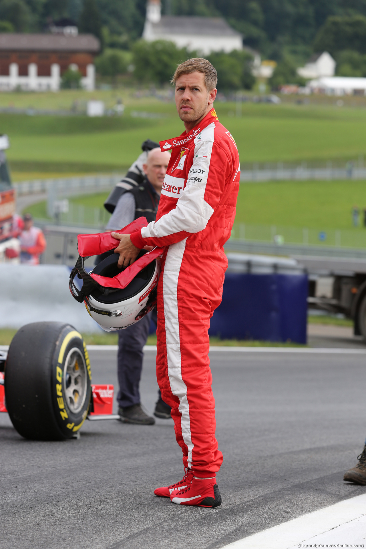 GP AUSTRIA, 19.06.2015- Prove Libere 1, Sebastian Vettel (GER) Ferrari SF15-T is stopped on the track