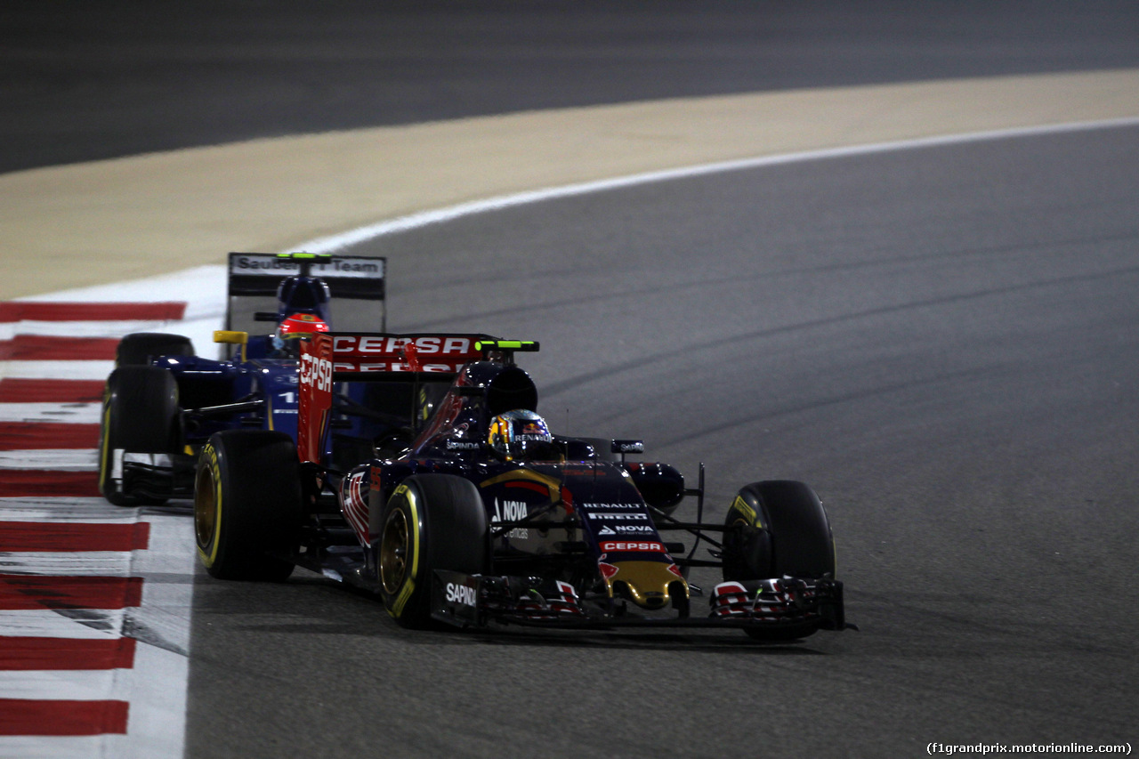 GP BAHRAIN, 19.04.2015 - Gara, Carlos Sainz Jr (ESP) Scuderia Toro Rosso STR10 davanti a Felipe Nasr (BRA) Sauber C34