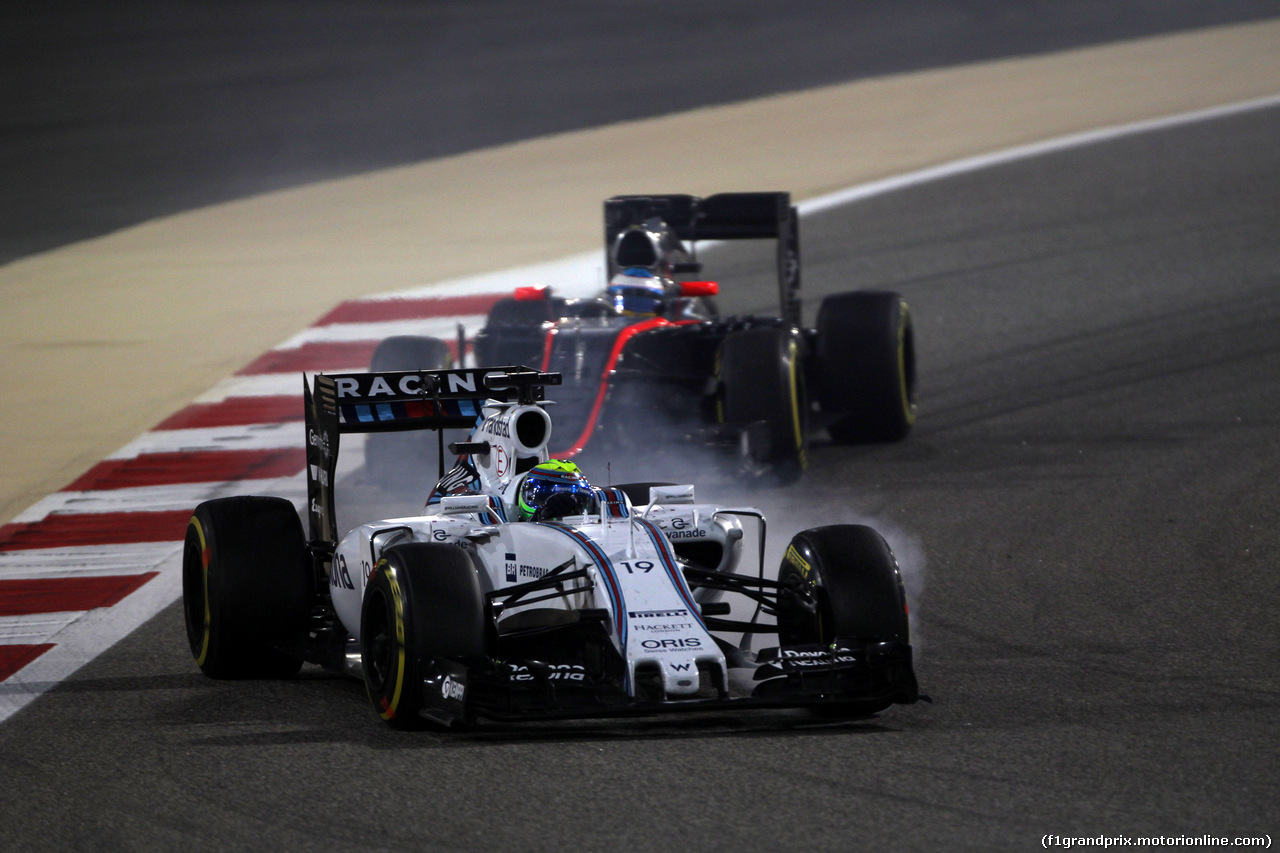 GP BAHRAIN, 19.04.2015 - Gara, Felipe Massa (BRA) Williams F1 Team FW37 davanti a Fernando Alonso (ESP) McLaren Honda MP4-30