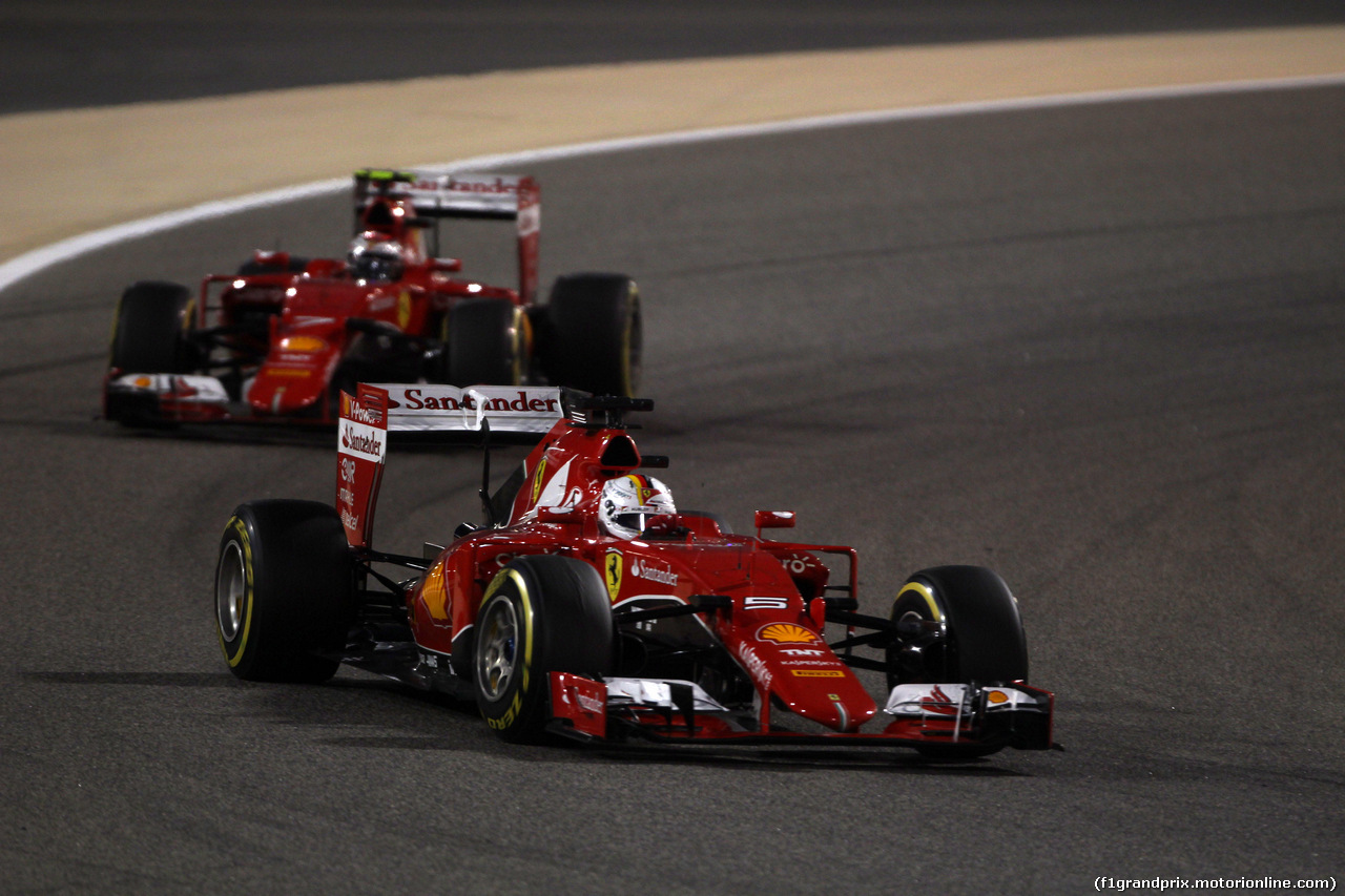 GP BAHRAIN, 19.04.2015 - Gara, Sebastian Vettel (GER) Ferrari SF15-T Kimi Raikkonen (FIN) Ferrari SF15-T