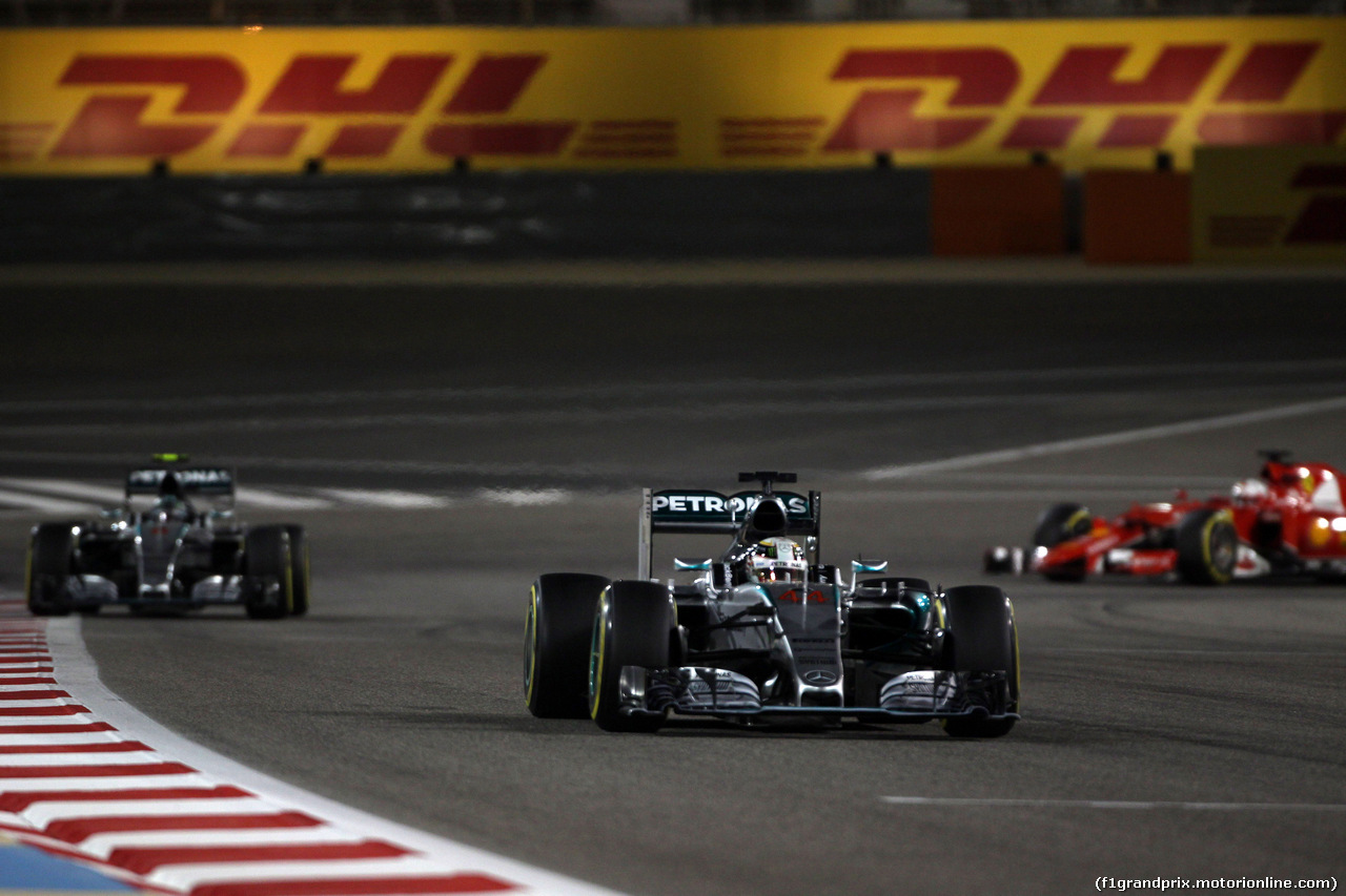 GP BAHRAIN, 19.04.2015 - Gara, Lewis Hamilton (GBR) Mercedes AMG F1 W06 davanti a Nico Rosberg (GER) Mercedes AMG F1 W06 e Sebastian Vettel (GER) Ferrari SF15-T
