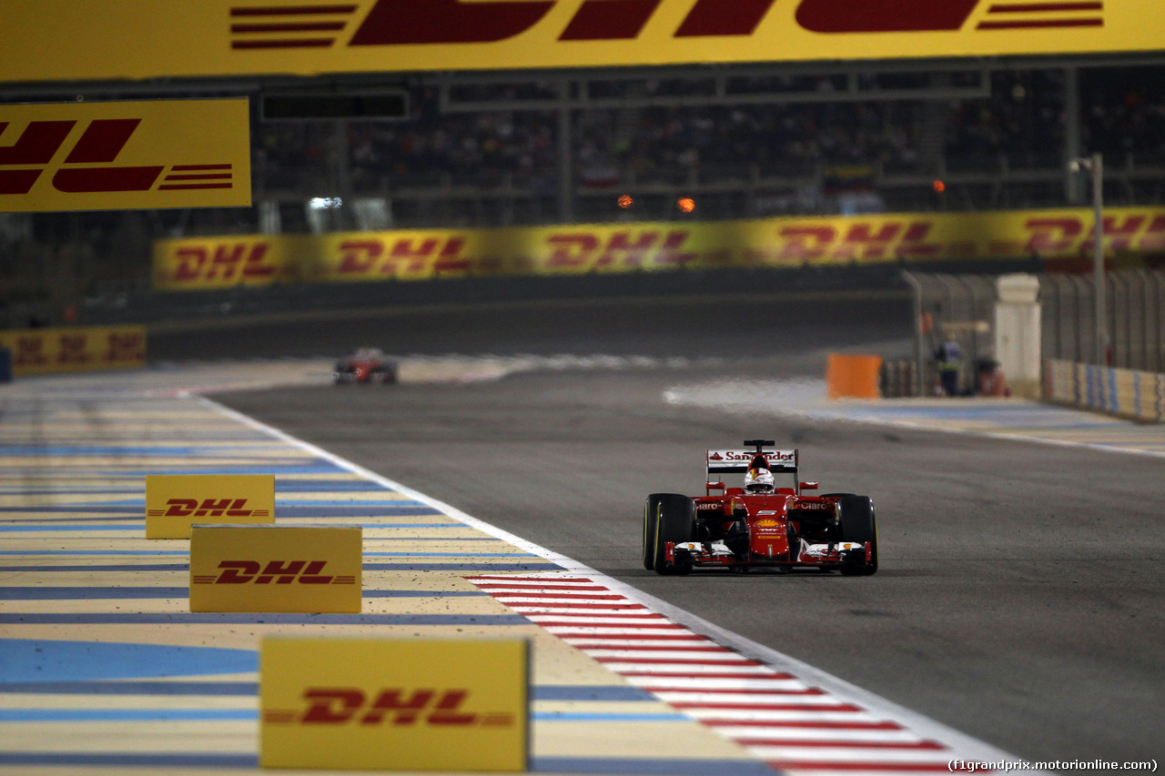 GP BAHRAIN, 19.04.2015 - Gara, Sebastian Vettel (GER) Ferrari SF15-T davanti a Kimi Raikkonen (FIN) Ferrari SF15-T