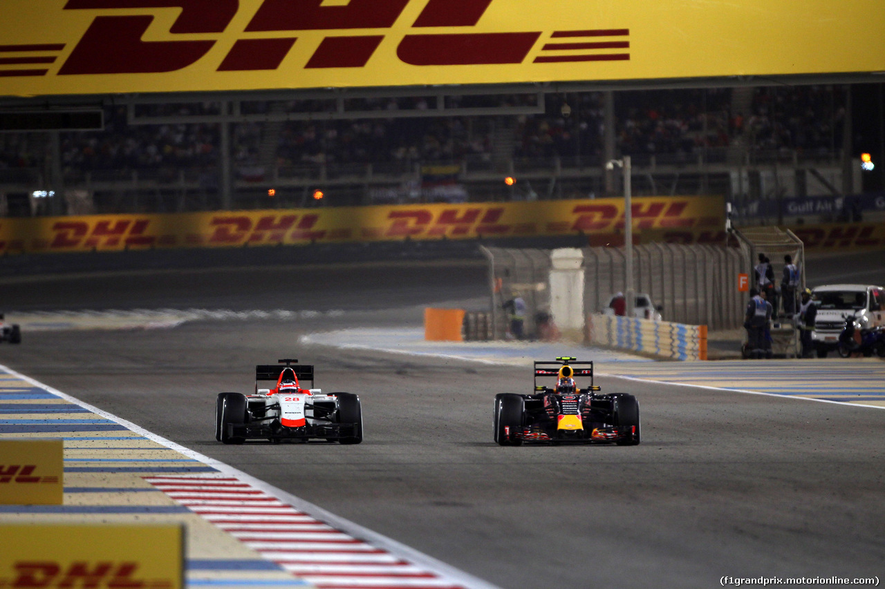 GP BAHRAIN, 19.04.2015 - Gara, William Stevens (GBR) Manor Marussia F1 Team e Daniil Kvyat (RUS) Red Bull Racing RB11