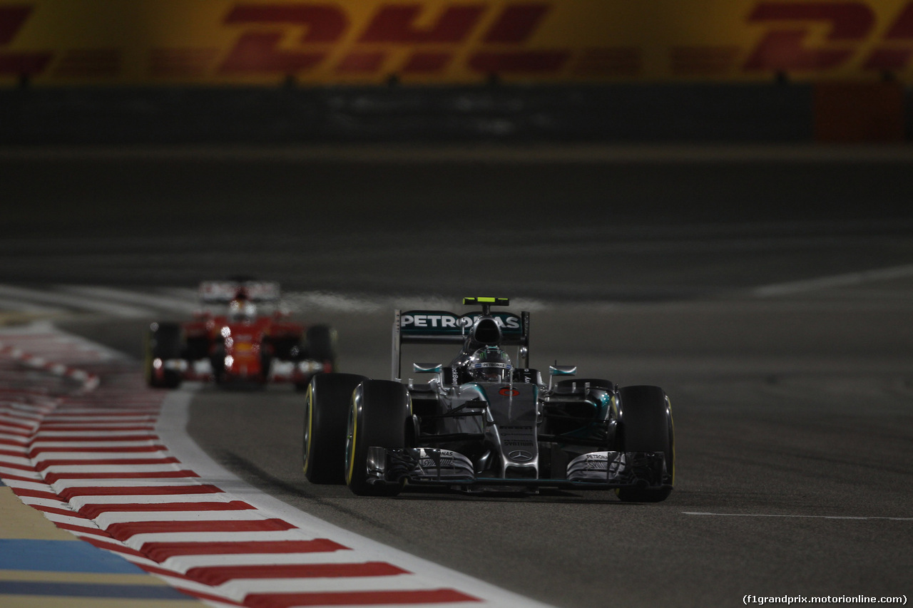 GP BAHRAIN, 19.04.2015 - Gara, Nico Rosberg (GER) Mercedes AMG F1 W06 davanti a Sebastian Vettel (GER) Ferrari SF15-T