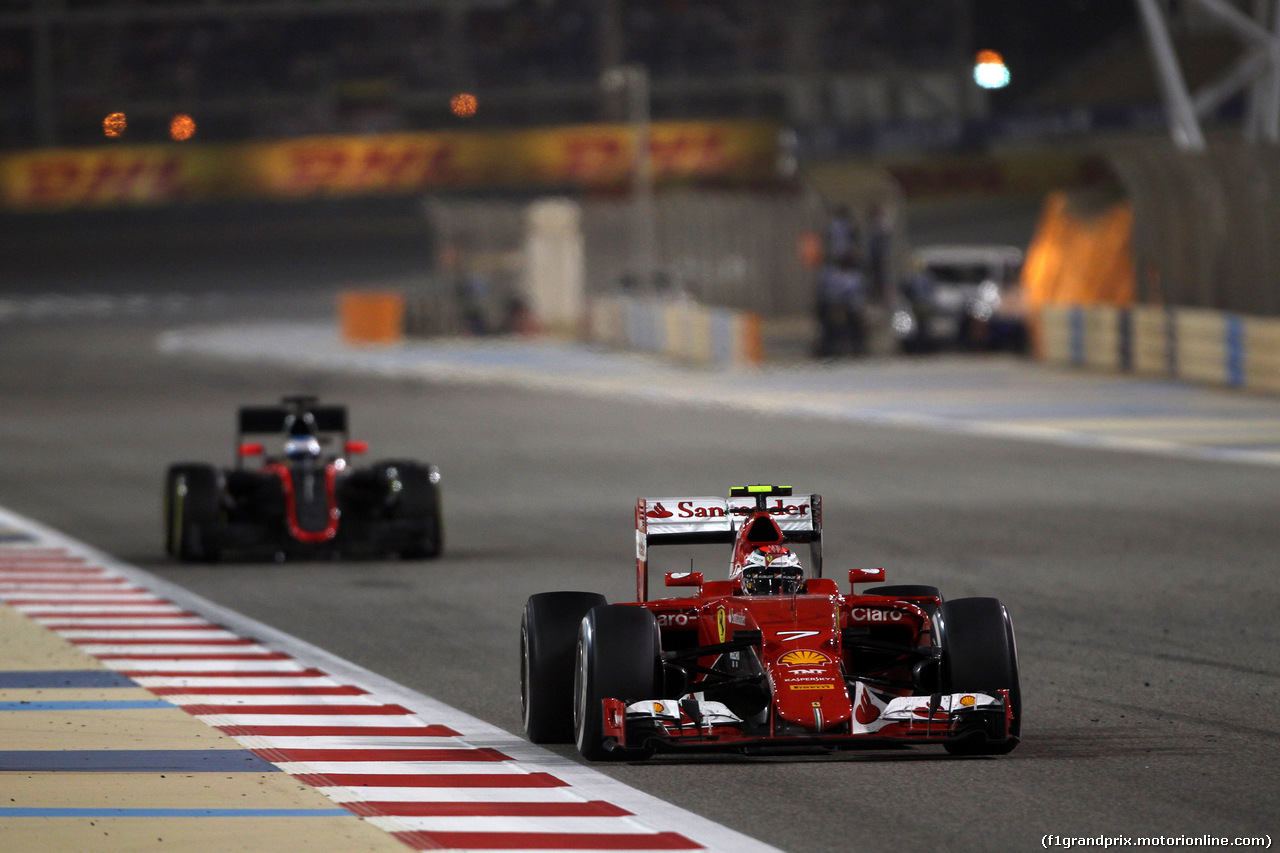 GP BAHRAIN, 19.04.2015 - Gara, Kimi Raikkonen (FIN) Ferrari SF15-T davanti a Fernando Alonso (ESP) McLaren Honda MP4-30