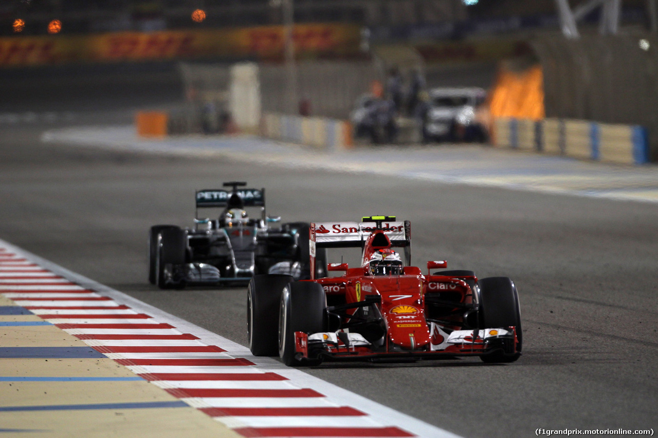 GP BAHRAIN, 19.04.2015 - Gara, Kimi Raikkonen (FIN) Ferrari SF15-T davanti a Lewis Hamilton (GBR) Mercedes AMG F1 W06