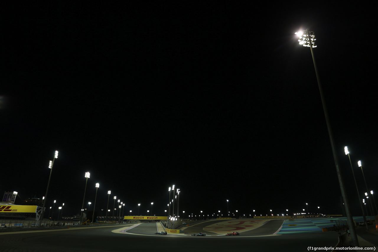 GP BAHRAIN, 19.04.2015 - Gara, Lewis Hamilton (GBR) Mercedes AMG F1 W06 davanti a Nico Rosberg (GER) Mercedes AMG F1 W06