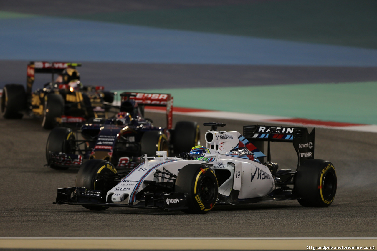 GP BAHRAIN, 19.04.2015 - Gara, Felipe Massa (BRA) Williams F1 Team FW37 davanti a Max Verstappen (NED) Scuderia Toro Rosso STR10