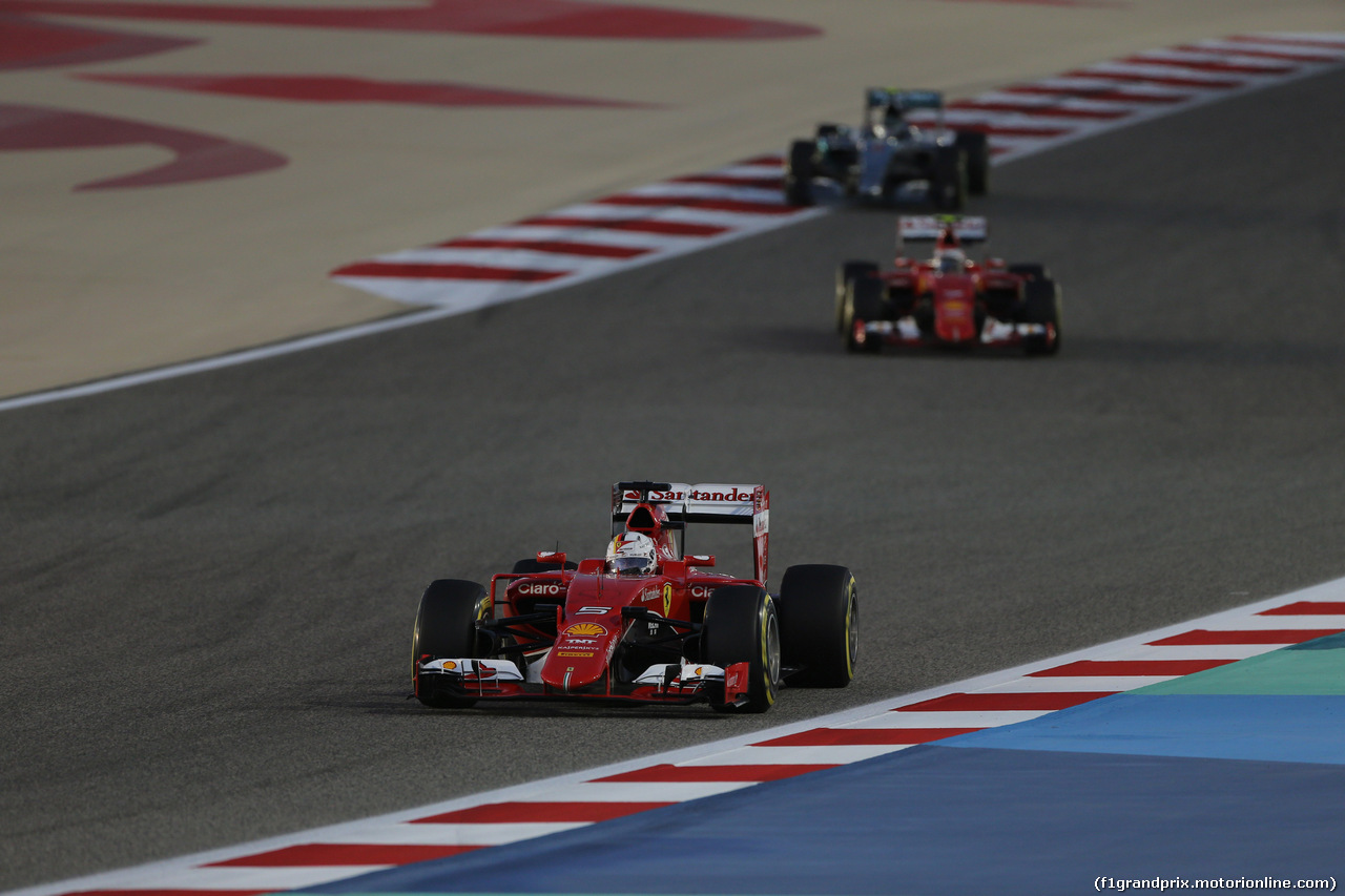 GP BAHRAIN, 19.04.2015 - Gara, Sebastian Vettel (GER) Ferrari SF15-T davanti a Kimi Raikkonen (FIN) Ferrari SF15-T