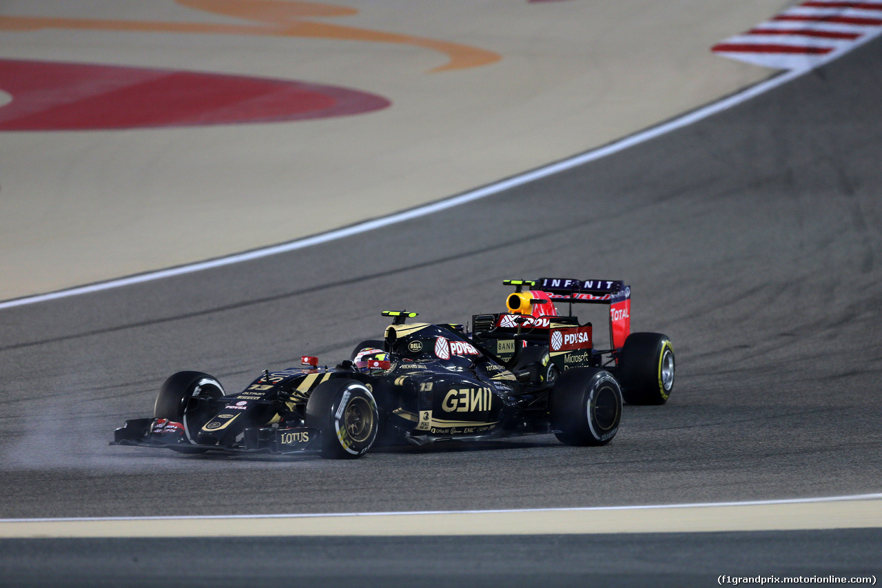 GP BAHRAIN, 19.04.2015 - Gara, Pastor Maldonado (VEN) Lotus F1 Team E23 e Daniil Kvyat (RUS) Red Bull Racing RB11
