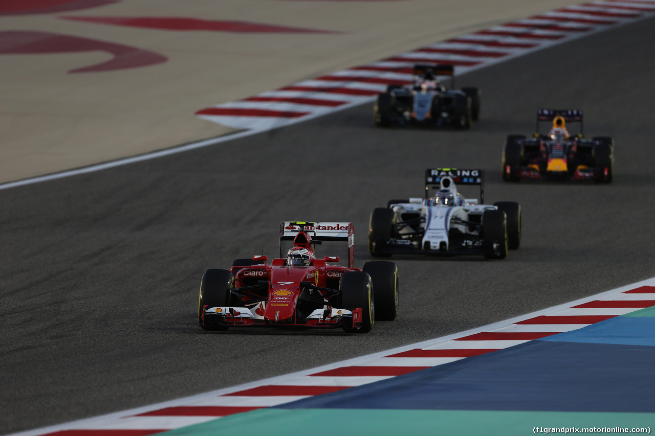 GP BAHRAIN, 19.04.2015 - Gara, Kimi Raikkonen (FIN) Ferrari SF15-T davanti a Valtteri Bottas (FIN) Williams F1 Team FW37