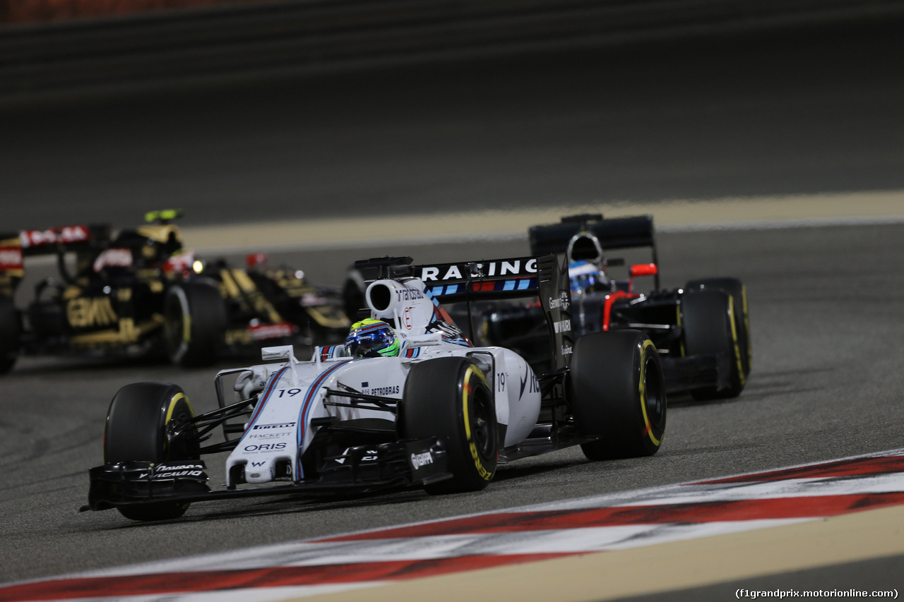 GP BAHRAIN, 19.04.2015 - Gara, Felipe Massa (BRA) Williams F1 Team FW37 davanti a Fernando Alonso (ESP) McLaren Honda MP4-30