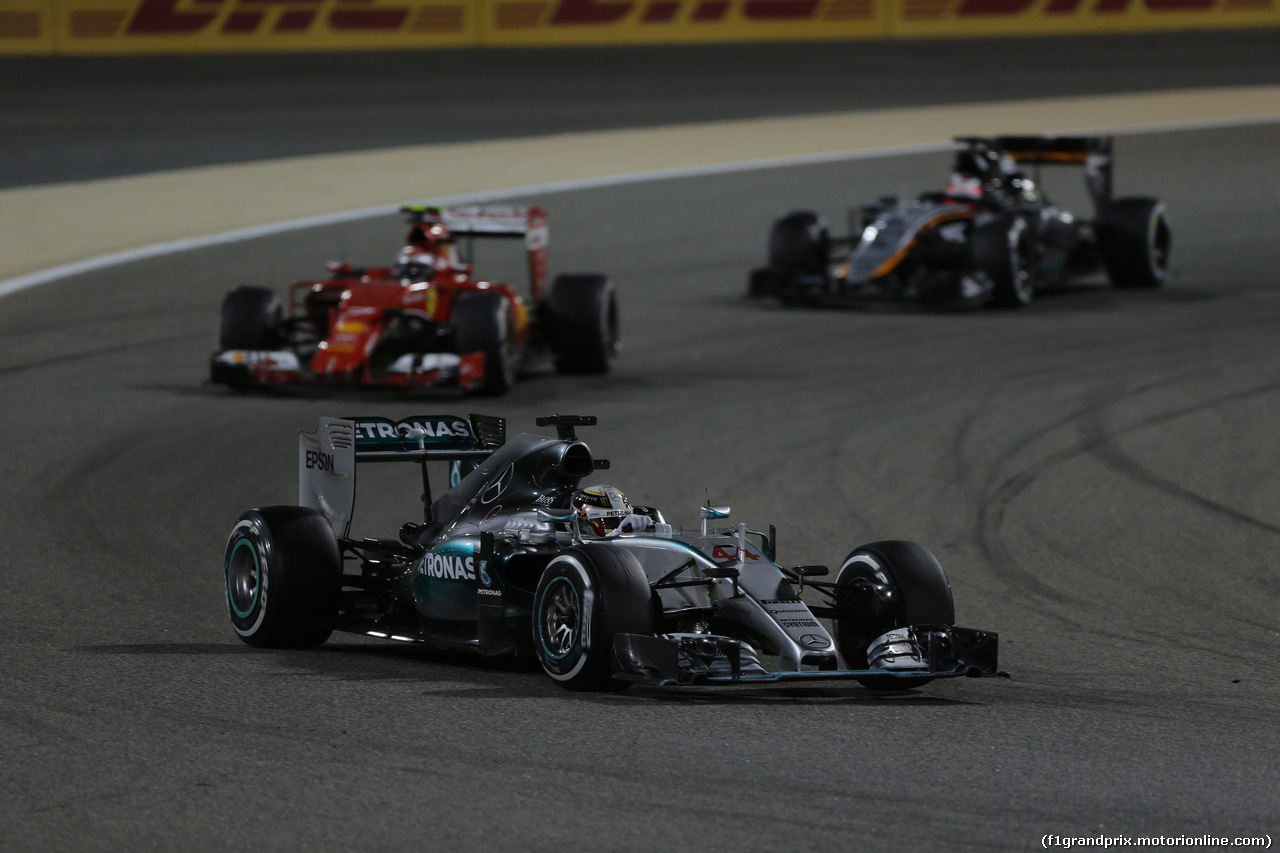 GP BAHRAIN, 19.04.2015 - Gara, Nico Rosberg (GER) Mercedes AMG F1 W06 davanti a Kimi Raikkonen (FIN) Ferrari SF15-T