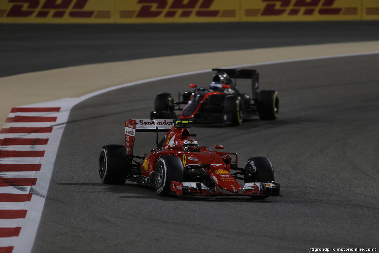 GP BAHRAIN, 19.04.2015 - Gara, Kimi Raikkonen (FIN) Ferrari SF15-T davanti a Fernando Alonso (ESP) McLaren Honda MP4-30