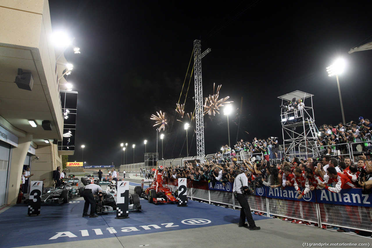 GP BAHRAIN, 19.04.2015 - Gara, Lewis Hamilton (GBR) Mercedes AMG F1 W06 vincitore e secondo Kimi Raikkonen (FIN) Ferrari SF15-T