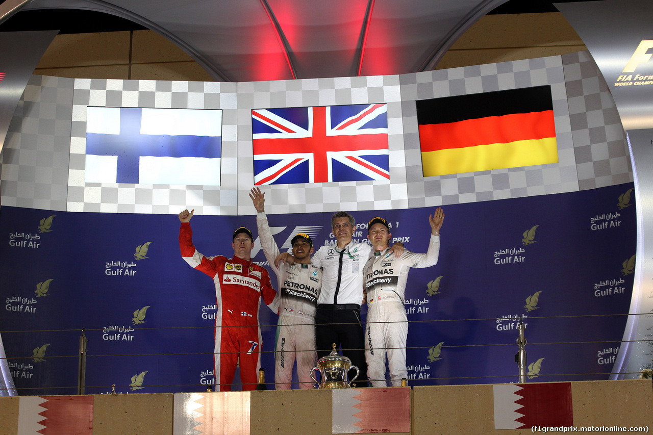 GP BAHRAIN, 19.04.2015 - Gara, 1st position Lewis Hamilton (GBR) Mercedes AMG F1 W06, secondo Kimi Raikkonen (FIN) Ferrari SF15-T e terzo Nico Rosberg (GER) Mercedes AMG F1 W06