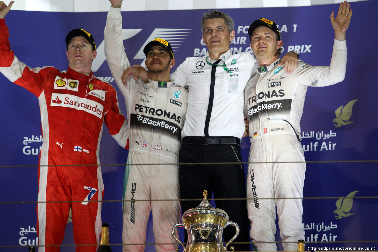 GP BAHRAIN, 19.04.2015 - Gara, 1st position Lewis Hamilton (GBR) Mercedes AMG F1 W06, secondo Kimi Raikkonen (FIN) Ferrari SF15-T e terzo Nico Rosberg (GER) Mercedes AMG F1 W06