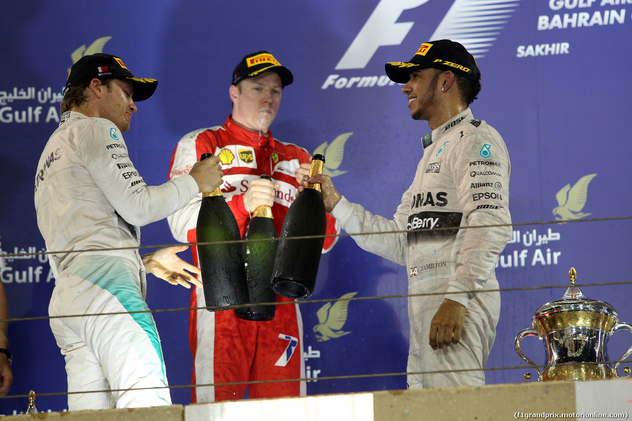 GP BAHRAIN, 19.04.2015 - Gara, 1st position Lewis Hamilton (GBR) Mercedes AMG F1 W06, secondo Kimi Raikkonen (FIN) Ferrari SF15-T e terzo Nico Rosberg (GER) Mercedes AMG F1 W06