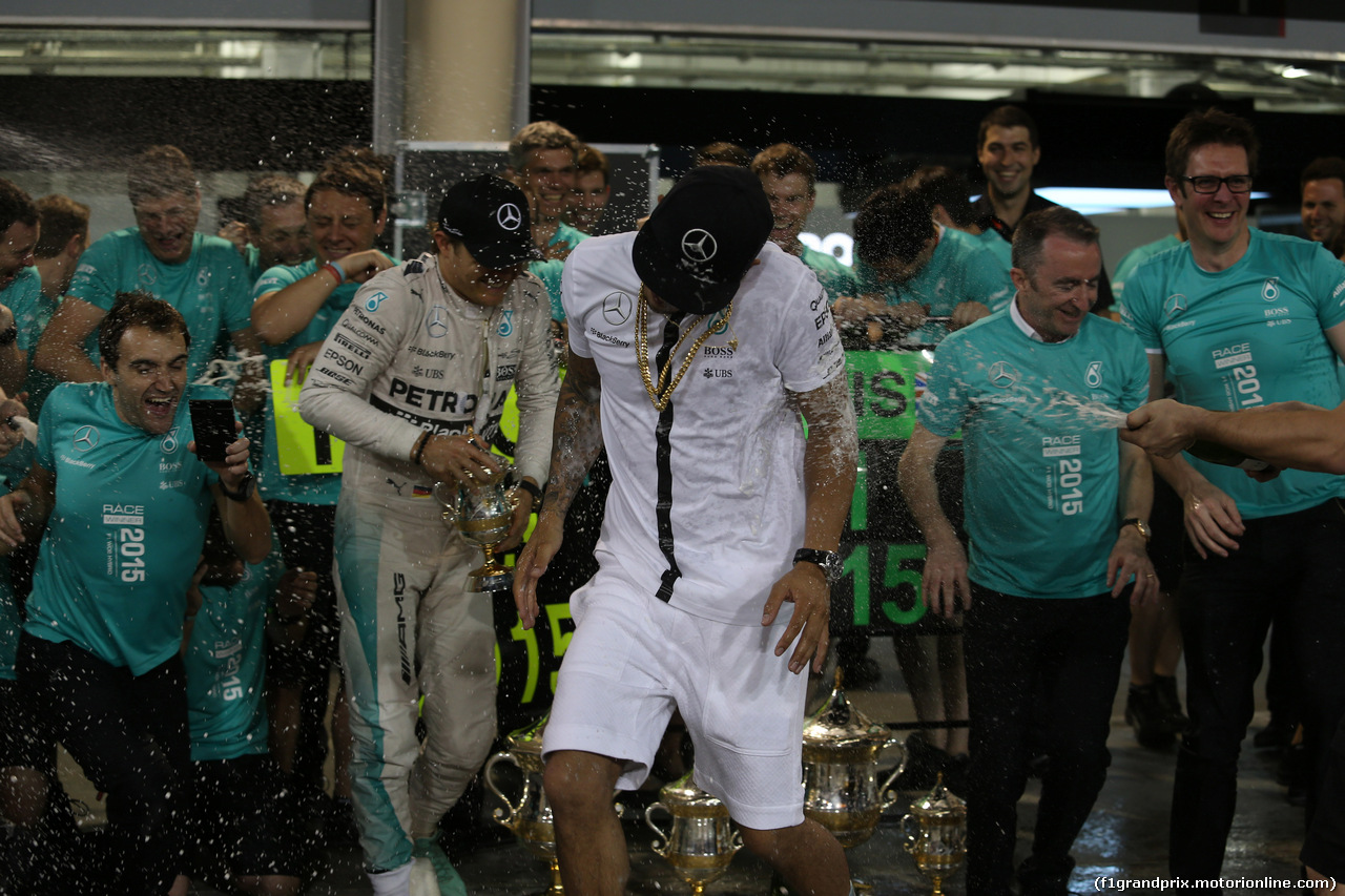GP BAHRAIN, 19.04.2015 - Gara, Festeggiamenti, Lewis Hamilton (GBR) Mercedes AMG F1 W06 vincitore e terzo Nico Rosberg (GER) Mercedes AMG F1 W06