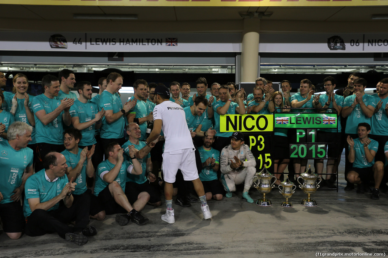 GP BAHRAIN, 19.04.2015 - Gara, Festeggiamenti, Lewis Hamilton (GBR) Mercedes AMG F1 W06 vincitore