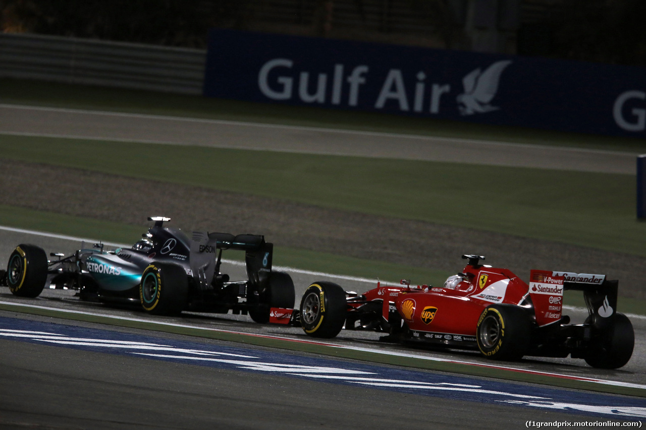 GP BAHRAIN, 19.04.2015 - Gara, Lewis Hamilton (GBR) Mercedes AMG F1 W06 e Sebastian Vettel (GER) Ferrari SF15-T