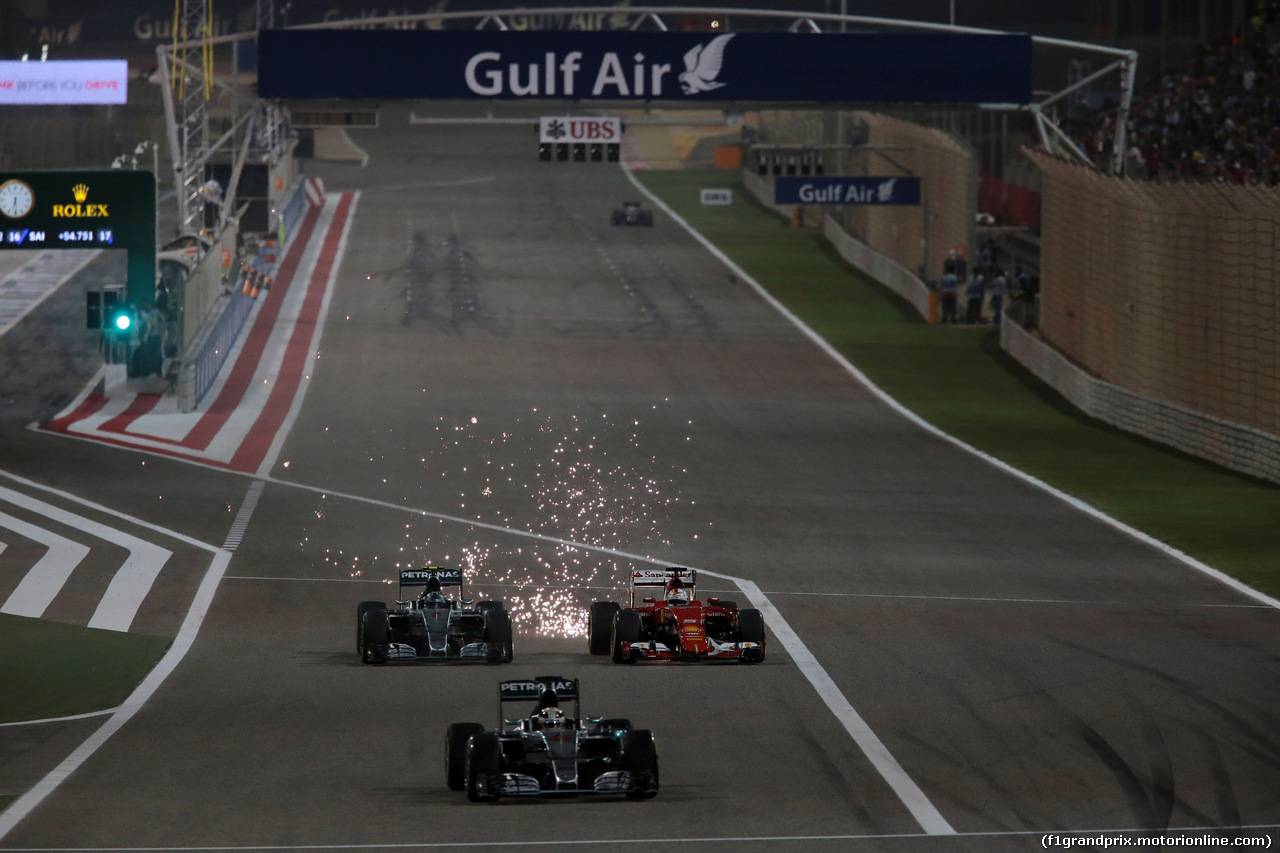 GP BAHRAIN, 19.04.2015 - Gara, Lewis Hamilton (GBR) Mercedes AMG F1 W06 davanti a Nico Rosberg (GER) Mercedes AMG F1 W06 e Sebastian Vettel (GER) Ferrari SF15-T