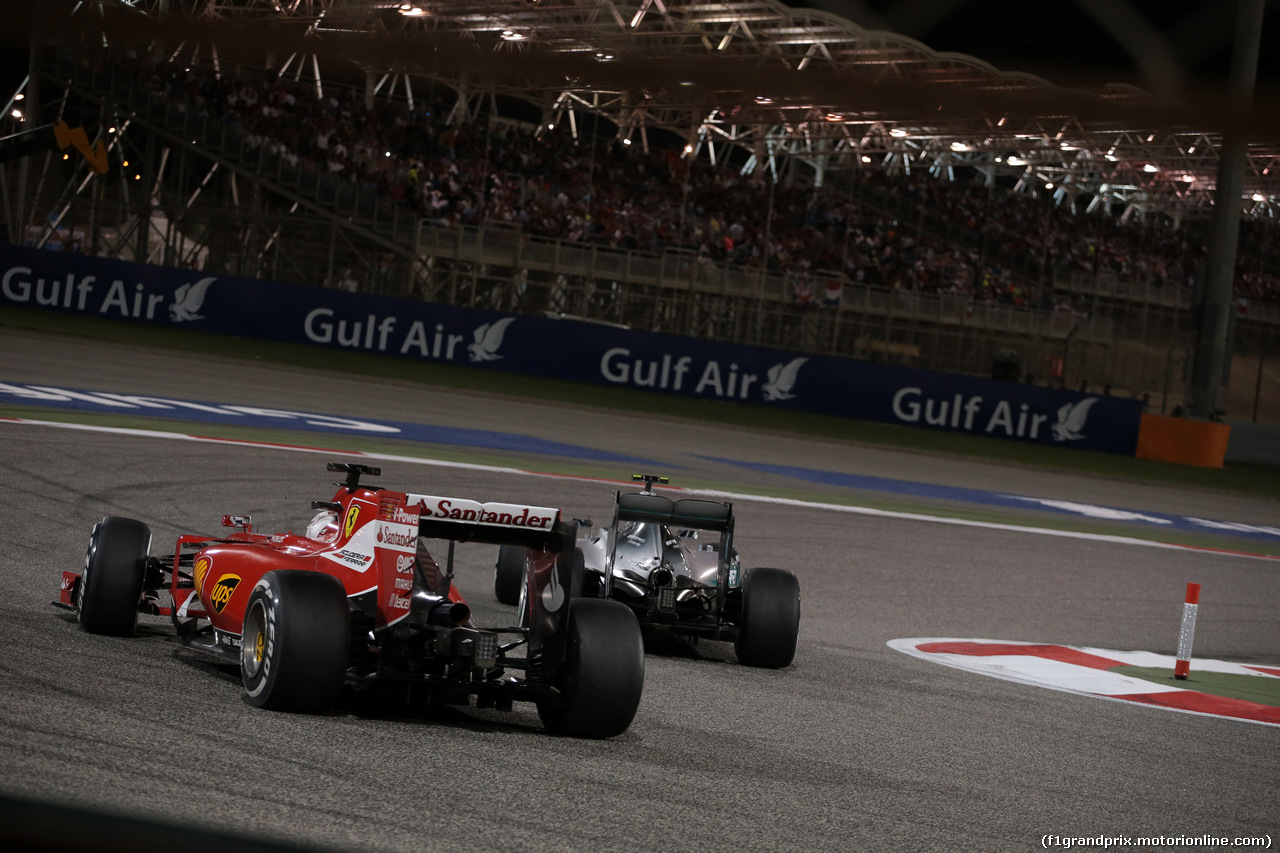 GP BAHRAIN, 19.04.2015 - Gara, Sebastian Vettel (GER) Ferrari SF15-T e Nico Rosberg (GER) Mercedes AMG F1 W06