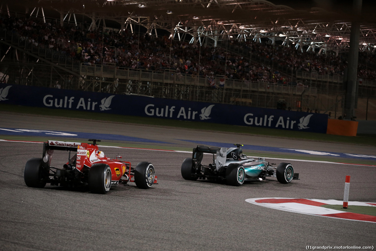 GP BAHRAIN, 19.04.2015 - Gara, Sebastian Vettel (GER) Ferrari SF15-T e Nico Rosberg (GER) Mercedes AMG F1 W06