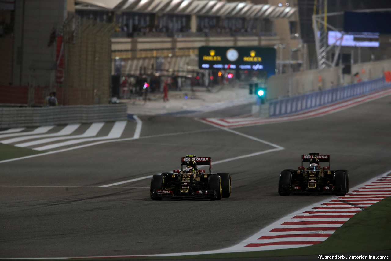 GP BAHRAIN, 19.04.2015 - Gara, Pastor Maldonado (VEN) Lotus F1 Team E23 e Romain Grosjean (FRA) Lotus F1 Team E23