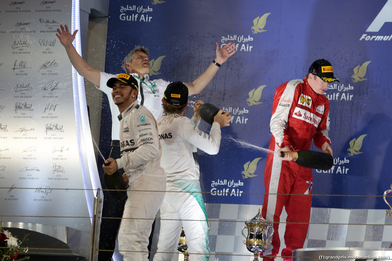 GP BAHRAIN, 19.04.2015 - Gara, 1st position Lewis Hamilton (GBR) Mercedes AMG F1 W06, secondo Kimi Raikkonen (FIN) Ferrari SF15-T e terzo Nico Rosberg (GER) Mercedes AMG F1 W06