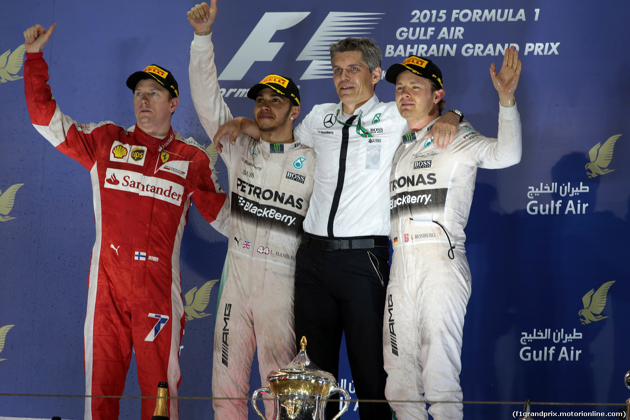 GP BAHRAIN, 19.04.2015 - Gara, 1st position Lewis Hamilton (GBR) Mercedes AMG F1 W06, secondo Kimi Raikkonen (FIN) Ferrari SF15-T e terzo Nico Rosberg (GER) Mercedes AMG F1 W06