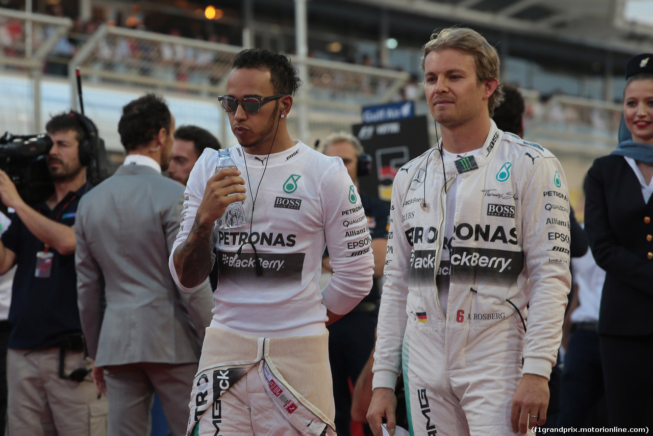 GP BAHRAIN, 19.04.2015 - Gara, Lewis Hamilton (GBR) Mercedes AMG F1 W06 e Nico Rosberg (GER) Mercedes AMG F1 W06