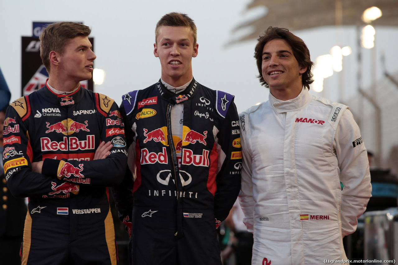 GP BAHRAIN, 19.04.2015 - Gara, Max Verstappen (NED) Scuderia Toro Rosso STR10, Daniil Kvyat (RUS) Red Bull Racing RB11 nd Roberto Merhi (ESP) Manor Marussia F1 Team