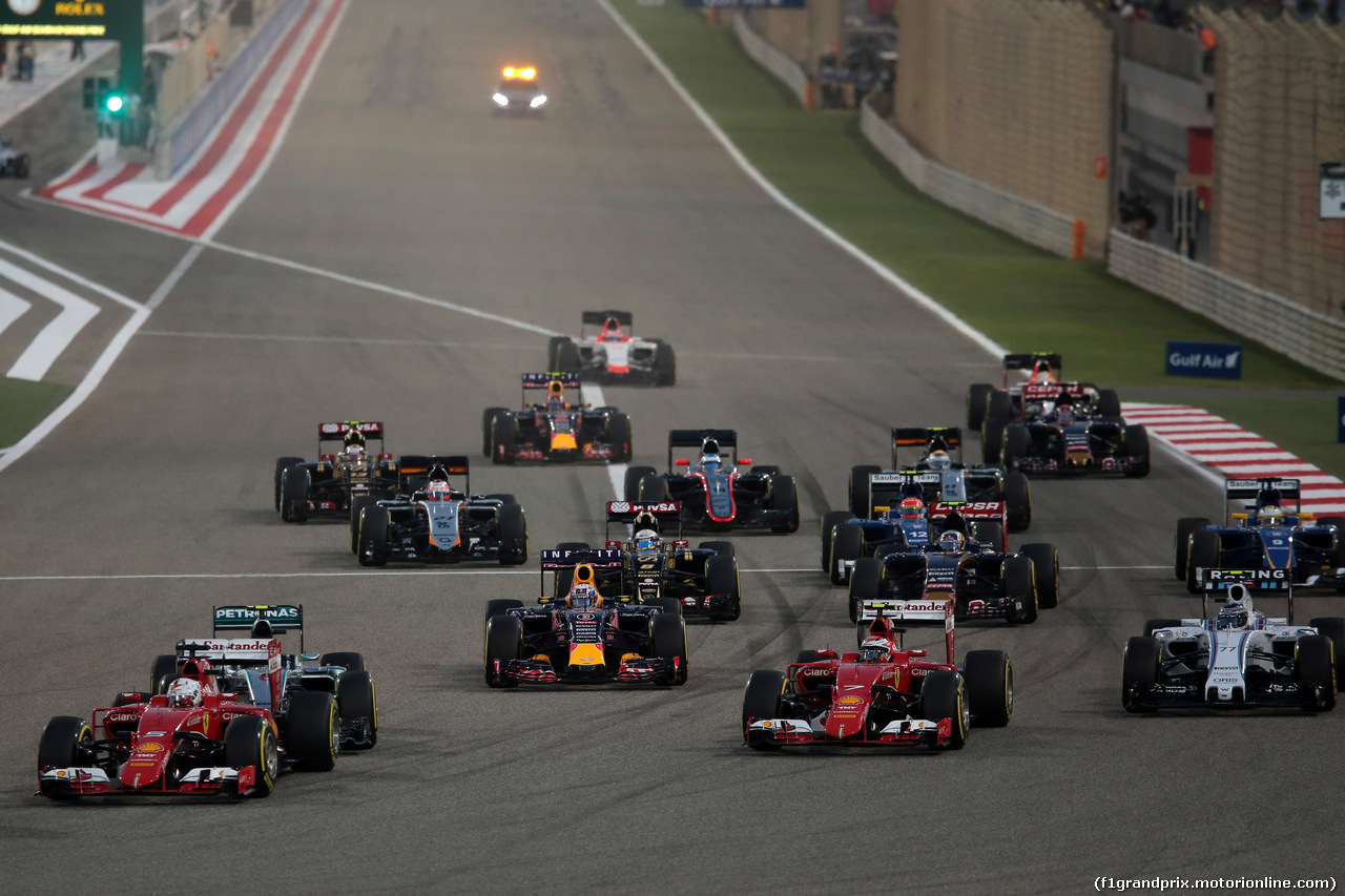 GP BAHRAIN, 19.04.2015 - Gara, Start of the race, Sebastian Vettel (GER) Ferrari SF15-T e Kimi Raikkonen (FIN) Ferrari SF15-T