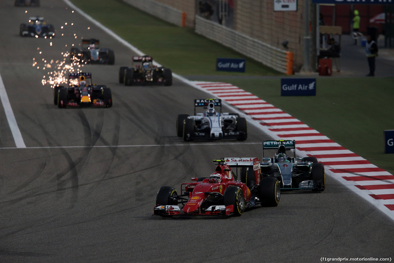 GP BAHRAIN, 19.04.2015 - Gara, Kimi Raikkonen (FIN) Ferrari SF15-T davanti a Nico Rosberg (GER) Mercedes AMG F1 W06
