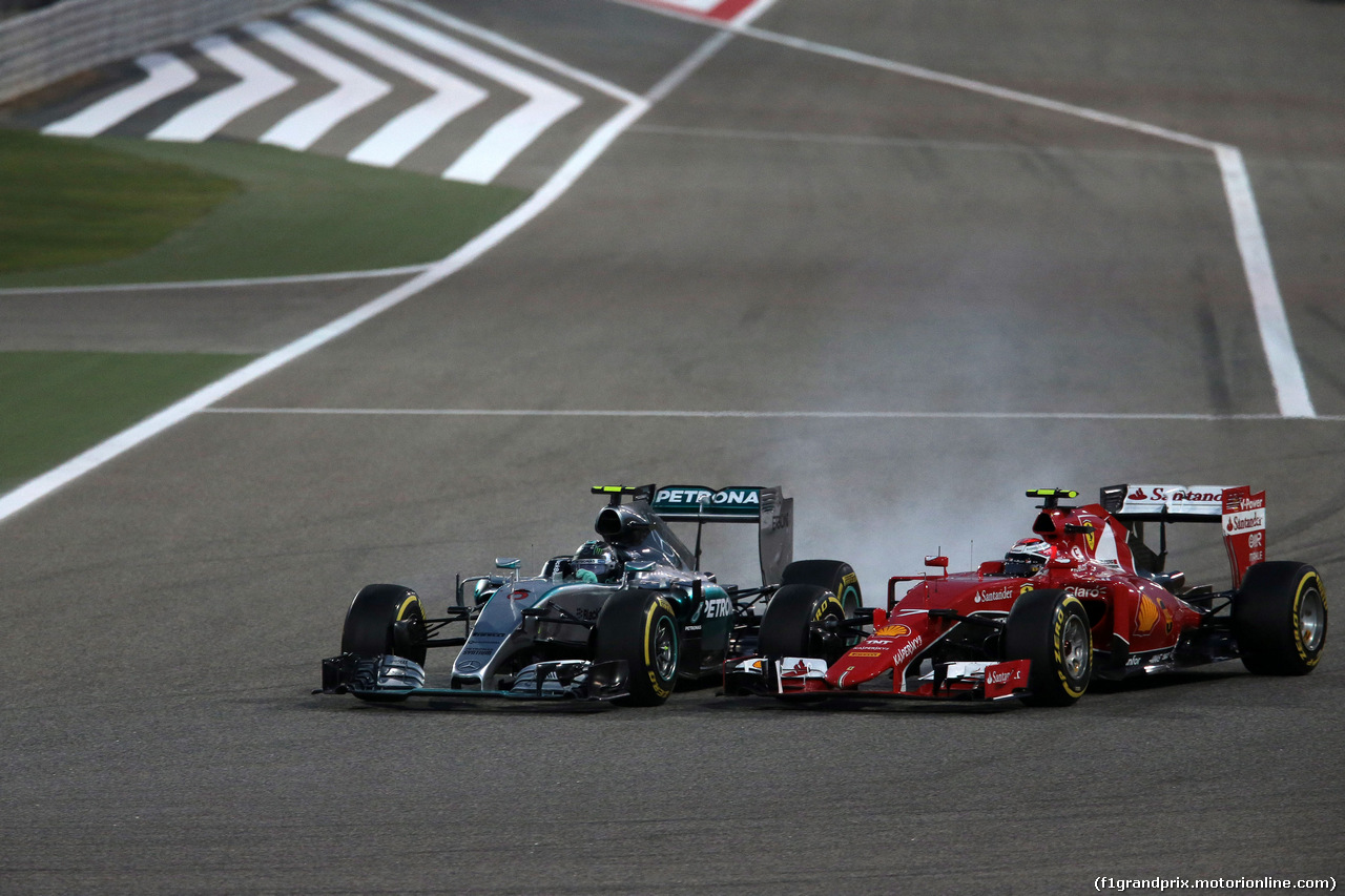 GP BAHRAIN, 19.04.2015 - Gara, Nico Rosberg (GER) Mercedes AMG F1 W06 e Kimi Raikkonen (FIN) Ferrari SF15-T
